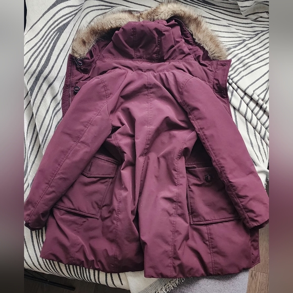 Uniqlo winter coat,size XS, burgundy color 🦭 - Picture 3 of 8